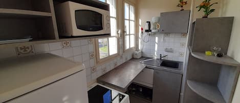 Microondas, horno, lavavajillas y cafetera o tetera