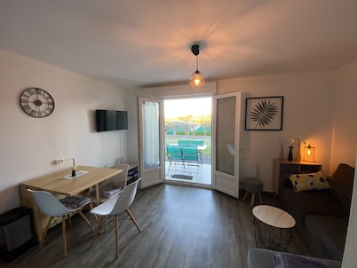 Charming T2 with terrace near Thermes du Connétable, Wi-Fi, dishwasher