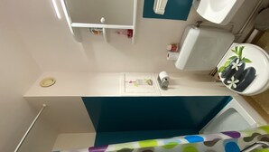 Bathroom - 1-bedroom near Connétable Thermal Baths with balcony and Wi-Fi (La Roche-Posay)