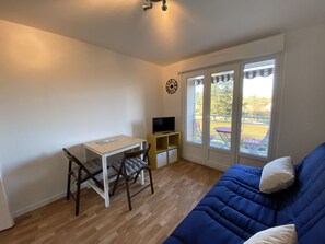 TV - 1-bedroom near Connétable Thermal Baths with balcony and Wi-Fi (La Roche-Posay)