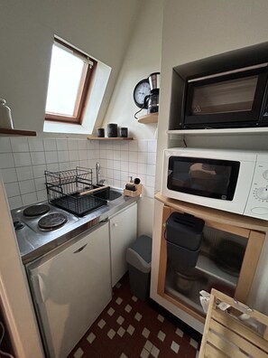 Micro-ondes, four, plaque de cuisson, cafetière/bouilloire