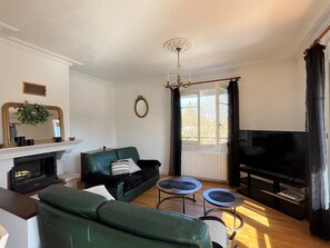 TV - City center T3 apartment with garden and air conditioning (La Roche-Posay)