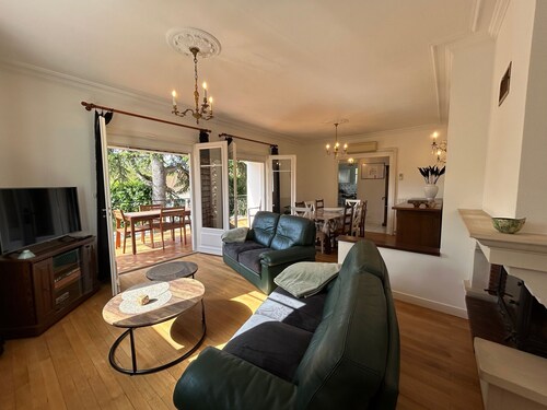 City center T3 apartment with garden and air conditioning