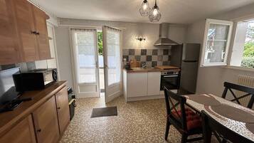 Réfrigérateur, micro-ondes, four, plaque de cuisson