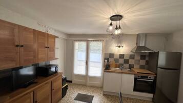 Réfrigérateur, micro-ondes, four, plaque de cuisson