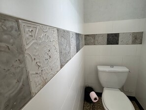 Bathroom - Downtown La Roche-Posay apartment, garden, terrace, WIFI, dishwasher (La Roche-Posay)