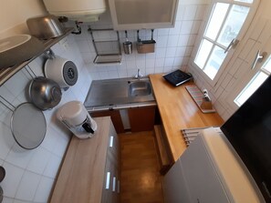 Een koelkast, een microgolfoven, een kookplaat, een vaatwasser