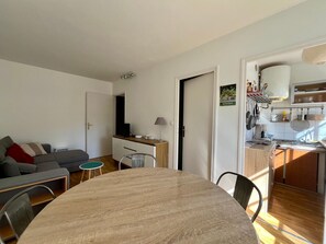 Unclassified image, 4 of 6, button - Bright downtown T2 with Wi-Fi, washing machine and dishwasher (La Roche-Posay)