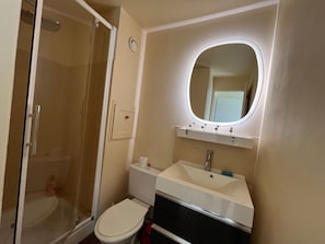 Bathroom - T2 with terrace and Wi-Fi, near Thermes du Connétable (La Roche-Posay)