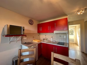 Fridge, microwave, stovetop, coffee/tea maker - T2 with terrace and Wi-Fi, near Thermes du Connétable (La Roche-Posay)