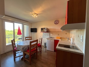 Fridge, microwave, stovetop, coffee/tea maker - T2 with terrace and Wi-Fi, near Thermes du Connétable (La Roche-Posay)