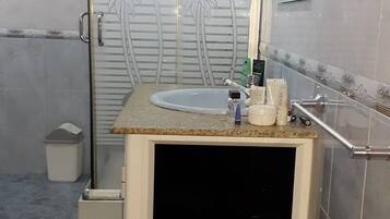 Bungalow, 2 Bedrooms, Smoking | Bathroom