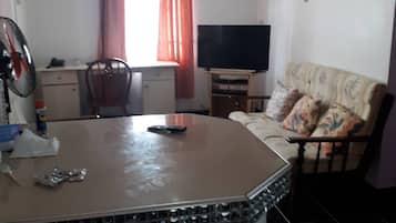 Bungalow, 2 Bedrooms, Smoking | Living room | Books