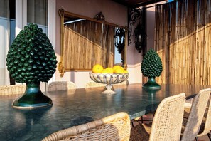 Apartemen, 1 kamar tidur, Boleh Merokok, teras | Tempat makan outdoor
