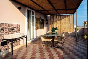 Apartemen, 1 kamar tidur, Boleh Merokok, teras | Tempat makan outdoor