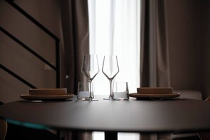 Appartement, 1 slaapkamer, roken, terras | Dineren