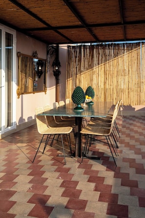 Tempat makan luar