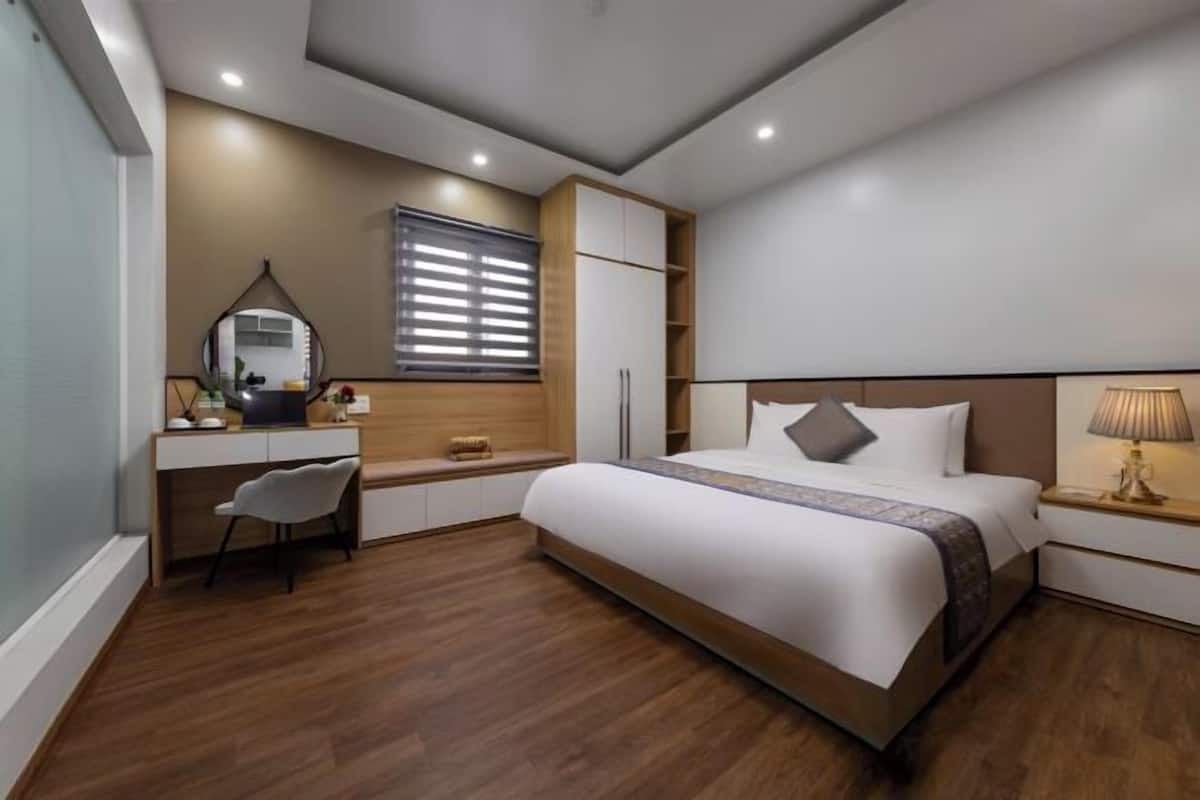 Desk, soundproofing, free WiFi, bed sheets