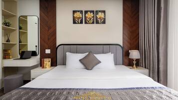 Desk, soundproofing, free WiFi, bed sheets