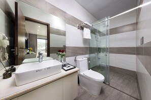 Habitación senior doble, balcón, vista a la montaña | Baño | Regadera, secadora de cabello, batas, pantuflas 