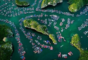 Vista aérea de un puerto deportivo con numerosas embarcaciones amarradas en un diseño complejo, con varias islas y muelles.