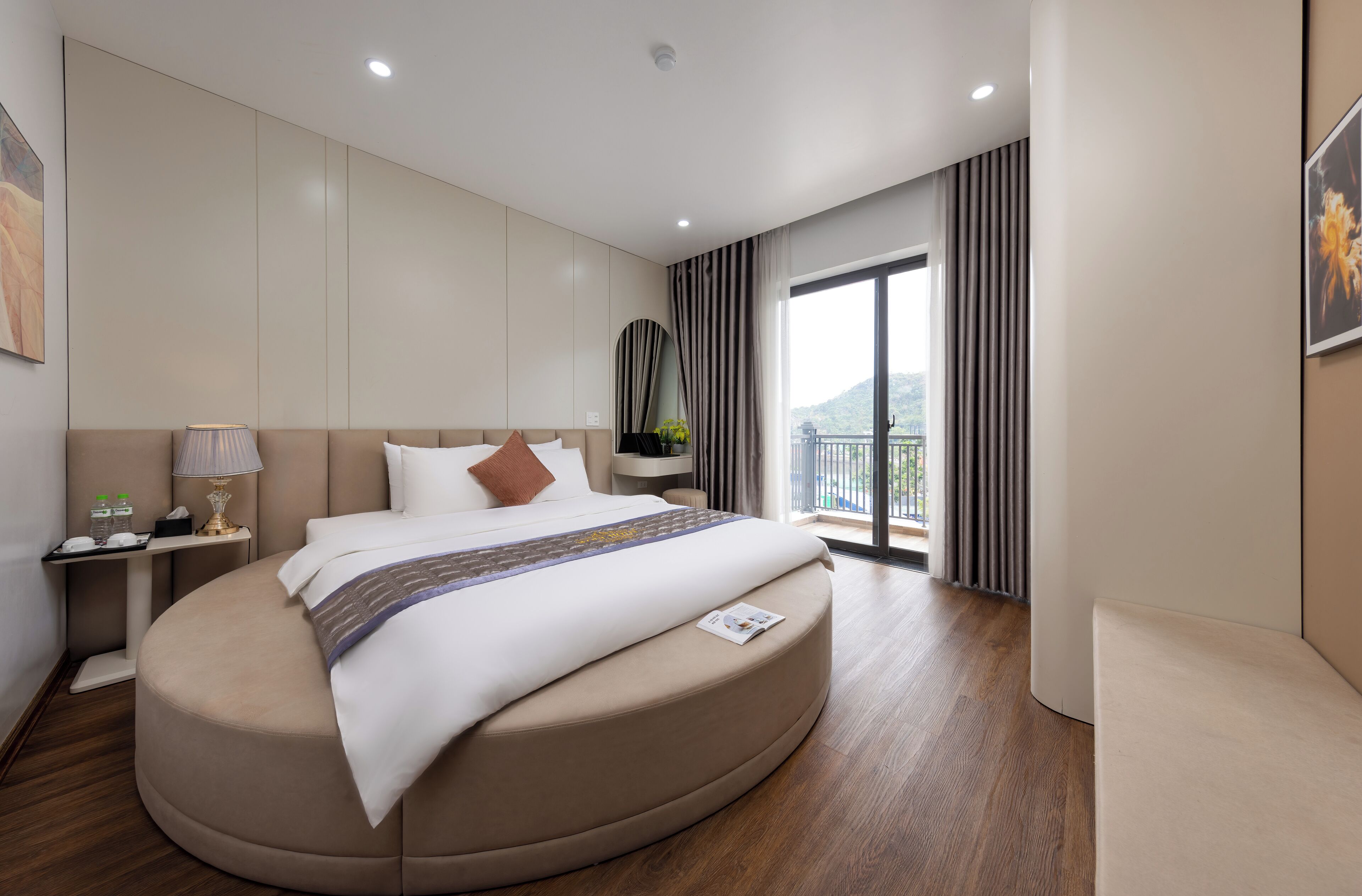 Leilighet – panorama, balkong, byutsikt | Skrivebord, lydisolert, wi-fi (inkludert) og sengetøy