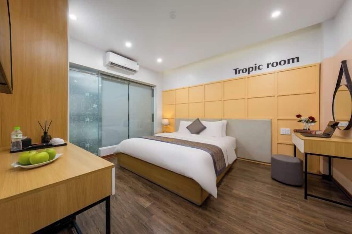 Desk, soundproofing, free WiFi, bed sheets