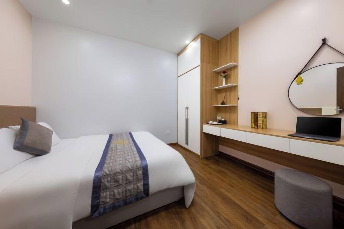 Escritorio, sistema de insonorización, wifi gratis y ropa de cama