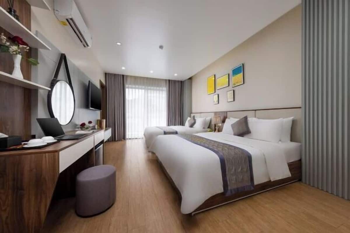 Desk, soundproofing, free WiFi, bed sheets