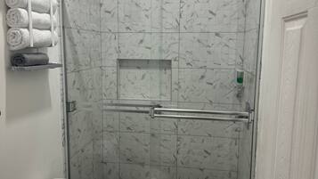 Chambre, 1 chambre, patio, vue jardin | Salle de bain