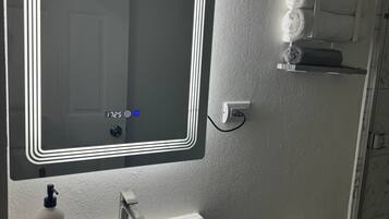 Room, 1 Bedroom, Patio, Garden View | Bathroom