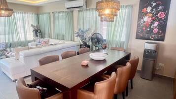 Rumah, 3 kamar tidur, akses difabel, Boleh Merokok | Tempat makan