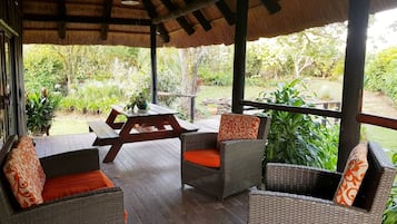 Cabin, 2 Bedrooms, Smoking | Living area