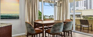 콘도, 침실 1개, 발코니, 시내 전망 | 다이닝