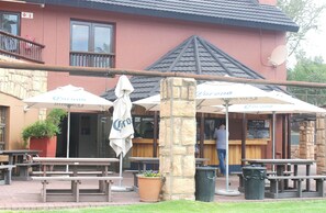 Outdoor dining - Exquisite 2 Bedroom Garden Townhouse in the Heart of Fourways (Johannesburg)