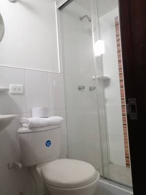 Room, 1 Bedroom | Bathroom