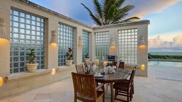 Villa, 6 habitaciones, para fumadores, alberca privada | Restaurante al aire libre