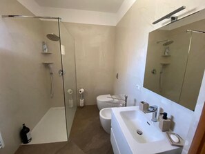 Apartment, 2 Schlafzimmer, barrierefrei, Balkon | Badezimmer