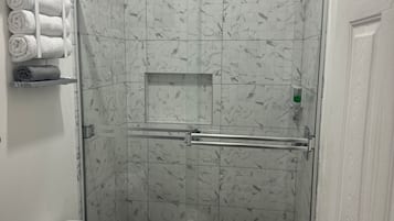 Kamer, 1 slaapkamer, patio, uitzicht op tuin | Badkamervoorzieningen