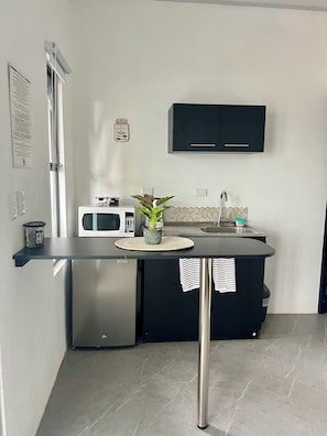 Room, 1 Bedroom, Patio, Garden View | Private kitchen
