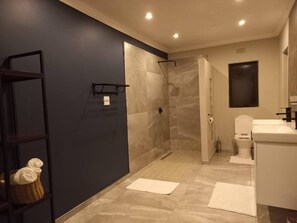 House, 4 Bedrooms, Private Pool, Garden View | Bathroom - Comfortable and Luxurious Stay (Gweru)