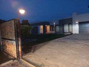 House, 4 Bedrooms, Private Pool, Garden View | Exterior - Comfortable and Luxurious Stay (Gweru)
