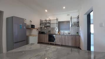 Ferienhaus, 4 Schlafzimmer, eigener Pool, Gartenblick | Innenbereich
