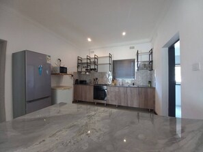 Casa, 4 habitaciones, piscina privada, vistas al jardín | Interior