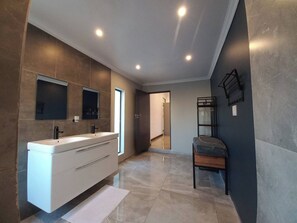 House, 4 Bedrooms, Private Pool, Garden View | Bathroom - Comfortable and Luxurious Stay (Gweru)