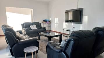 Casa, 4 quartos, piscina particular, vista para o jardim | Sala de estar