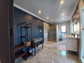 House, 4 Bedrooms, Private Pool, Garden View | Bathroom - Comfortable and Luxurious Stay (Gweru)