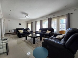 House, 4 Bedrooms, Private Pool, Garden View | Living room - Comfortable and Luxurious Stay (Gweru)