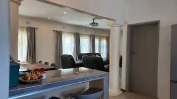 Casa, 4 quartos, piscina particular, vista para o jardim | Parte interna