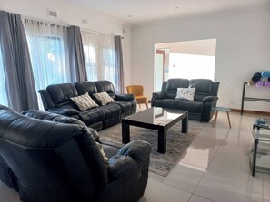 Living room - Comfortable and Luxurious Stay (Gweru)